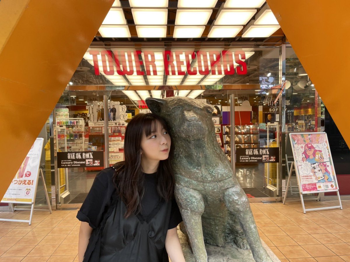 店舗をめぐっていたら、adieu グッズを身につけている方に遭遇したり