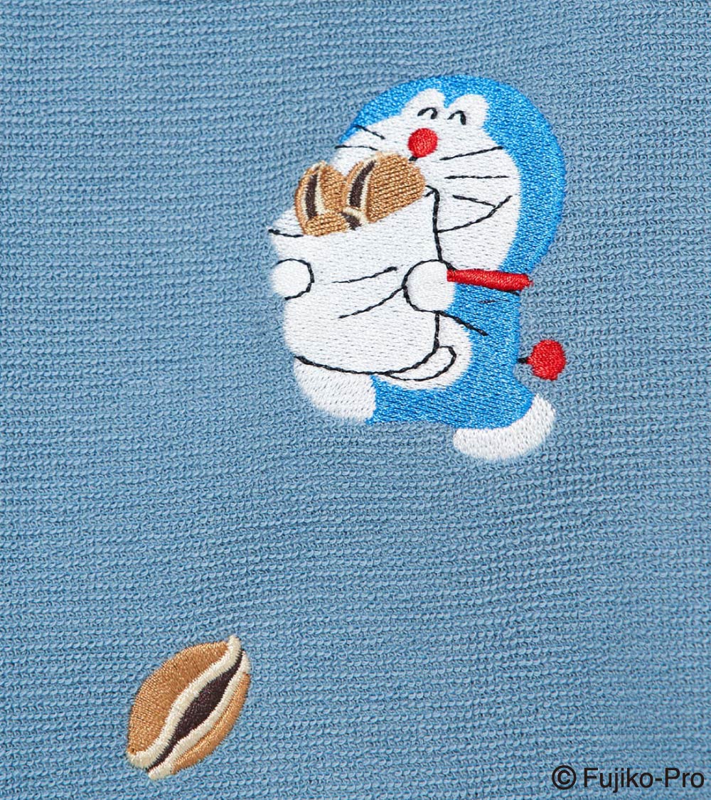 予約受付中！／ 大好きなドラ焼きを嬉しそうに抱えているドラえもんと