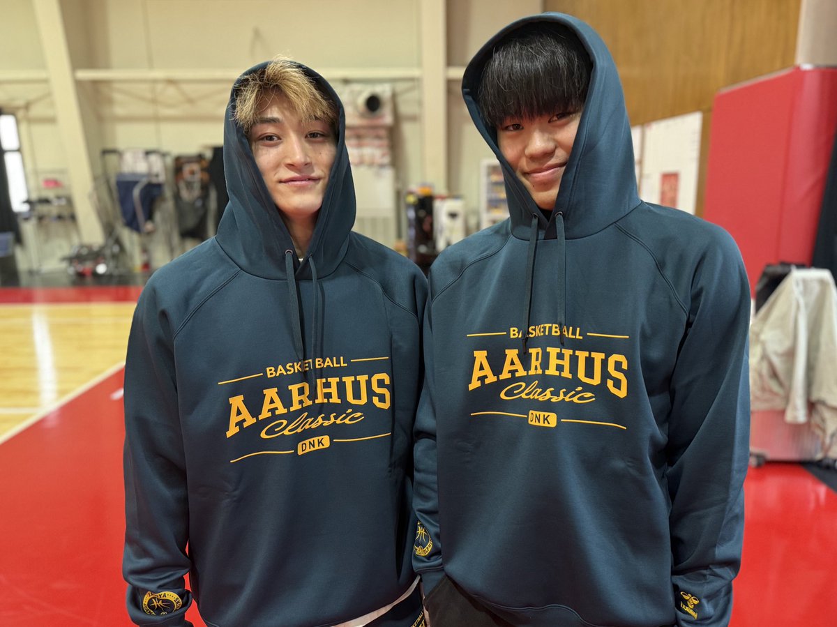 記者会見室でもちょっとした話題になったパーカー、3色展開で