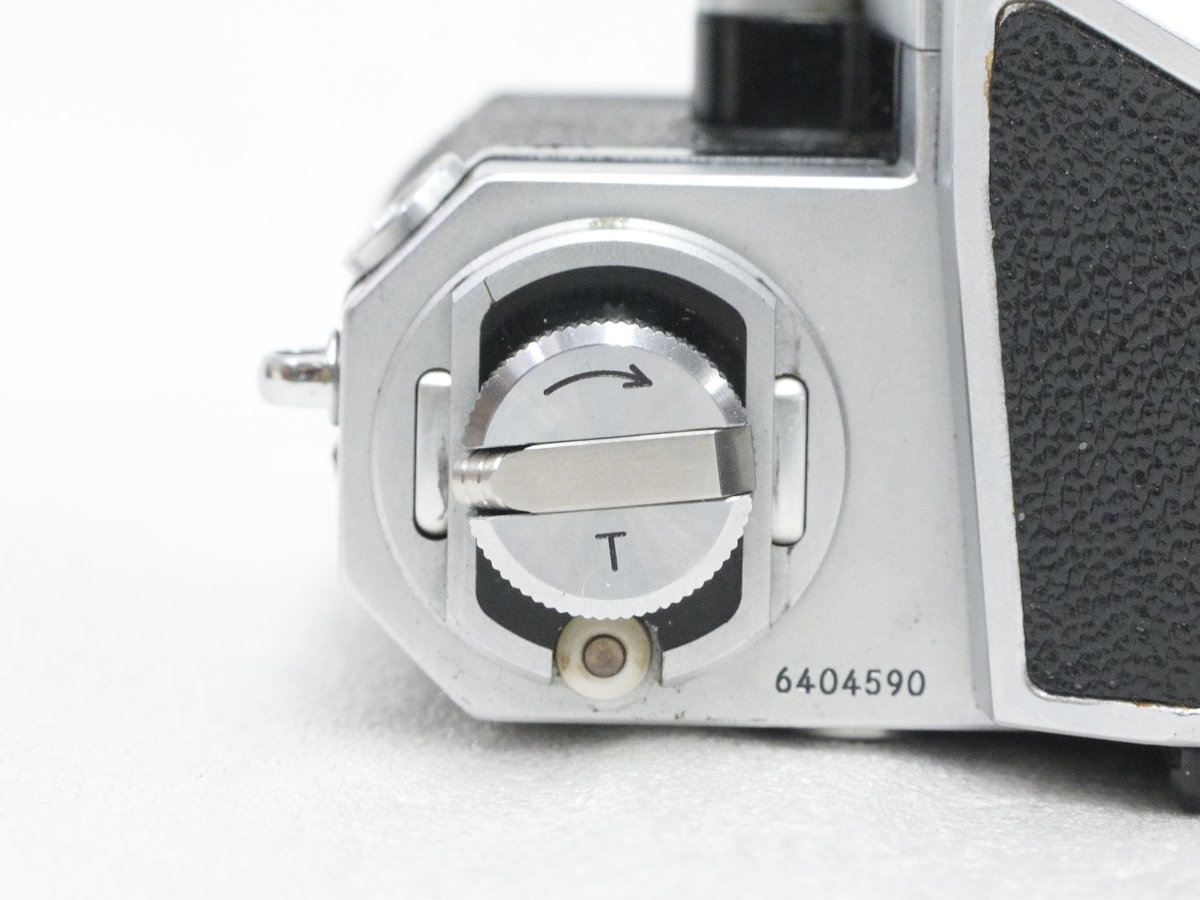 検品中ですが久しぶりにNikon Fで巻き戻しクランクに Tの刻印がある