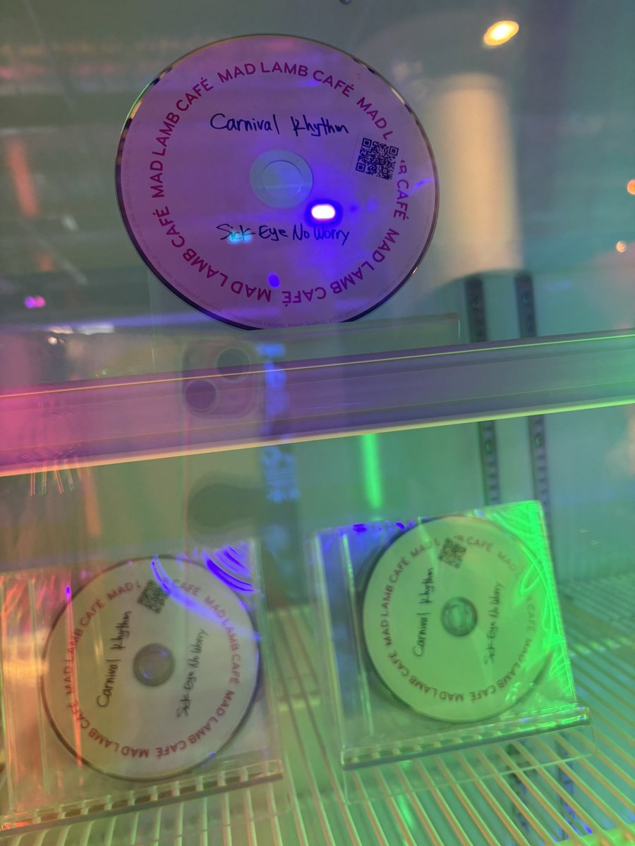 セカオワMad lamb cafe行ってきた😽1階には今までのシングルやアルバム