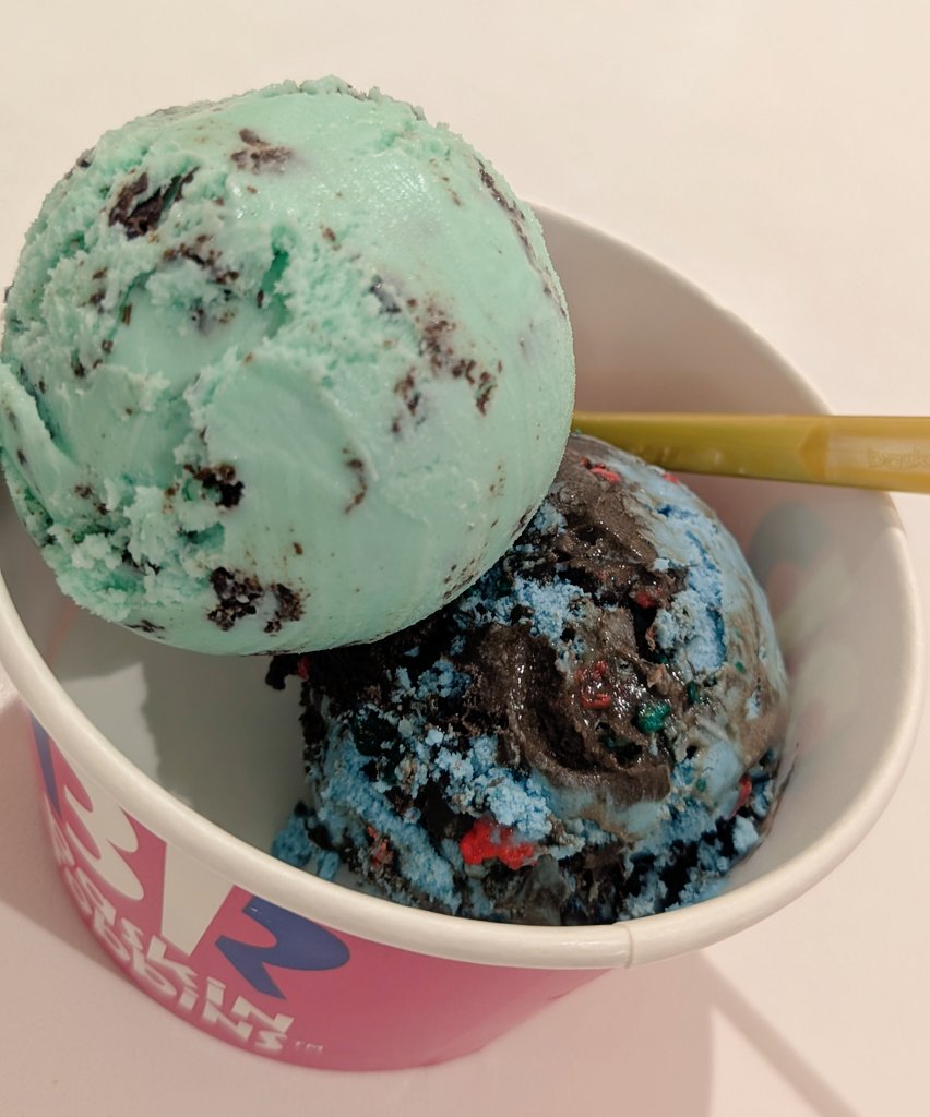 今サーティワンでチョコミントが2種類食べられるよ、幸せ (^o