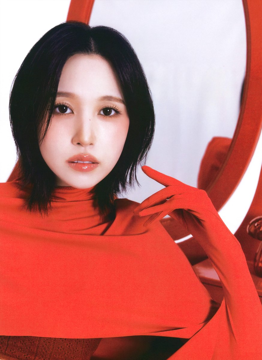 SCAN] TWICE Season's Greetings 2026 'Red Whispers' - Desk Calendar