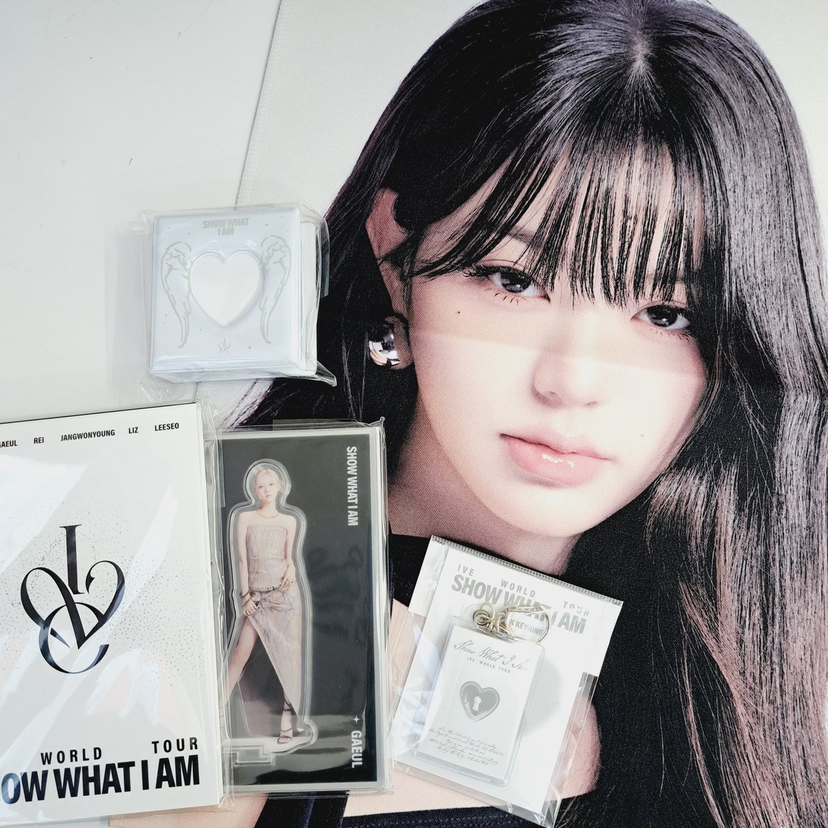 💗IVE💗 グッズ発売中‼️ 税込13,200円購入ごとに特典トレカプレゼント