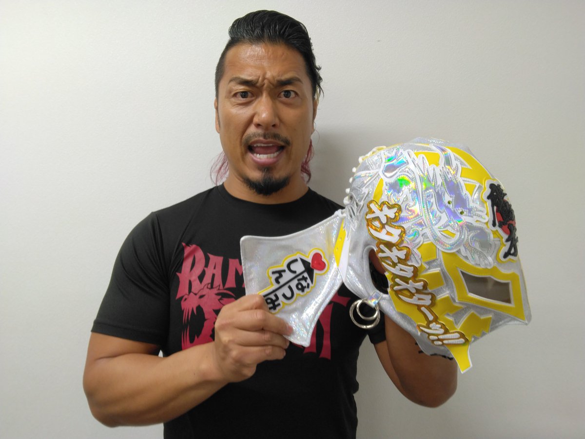 唐突に姿を見せた #BUSHI 選手は鷹木選手に結婚祝いのマスクを手渡すと