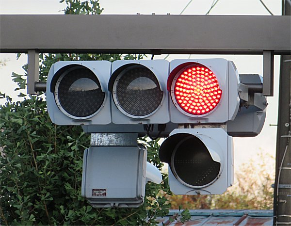 山梨県は3灯式がランプで矢印がLEDの場合に3灯式も300φ灯器で更新する