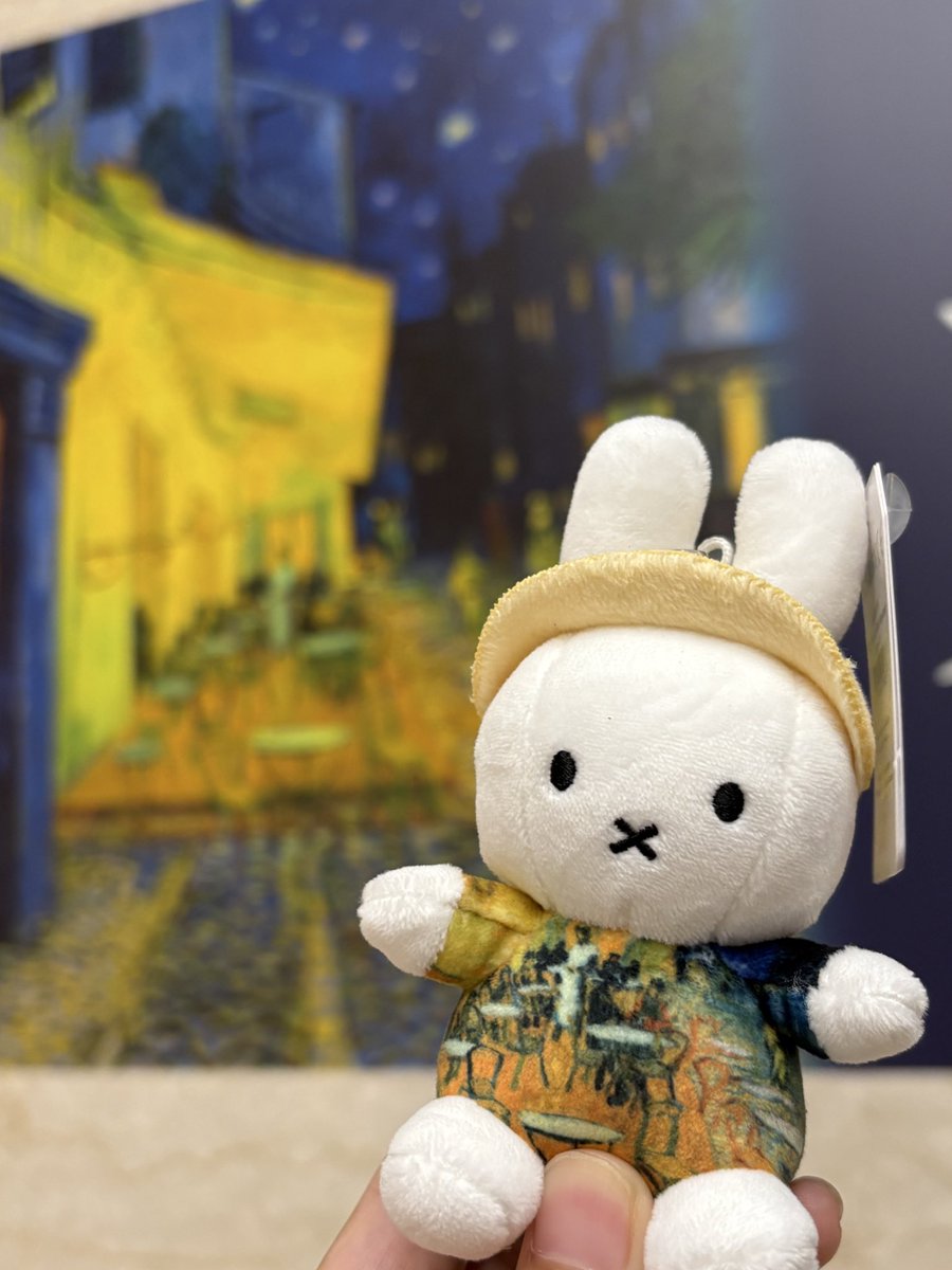 大ゴッホ展行ってきた！ 夜のカフェテラスミッフィーちゃん🐰 入る前に