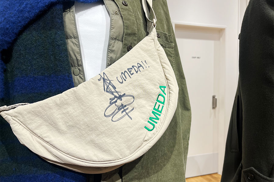 UNIQLOUMEDA に松下洸平さんのサインが…！ 今後、店内のどこかに展示