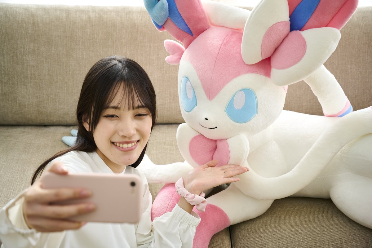 ポケセンオンラインにて等身大ぬいぐるみ(寝そべり)「リーフィア