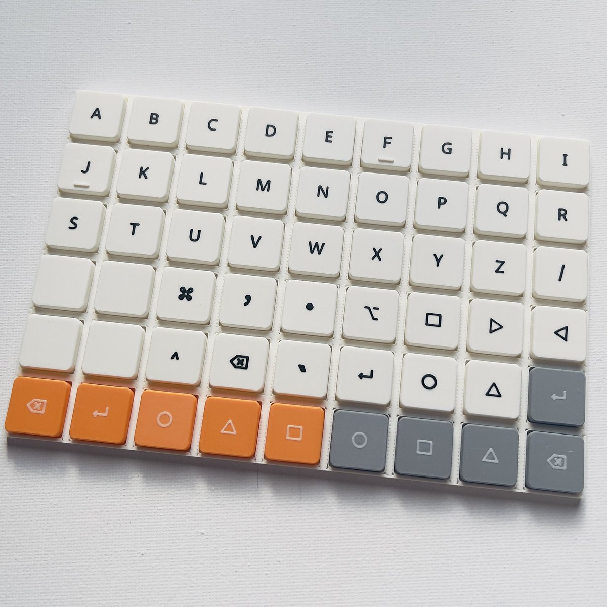 分割キーボードconductorに、刻印入りキーキャップ「ゆcaps」を装着