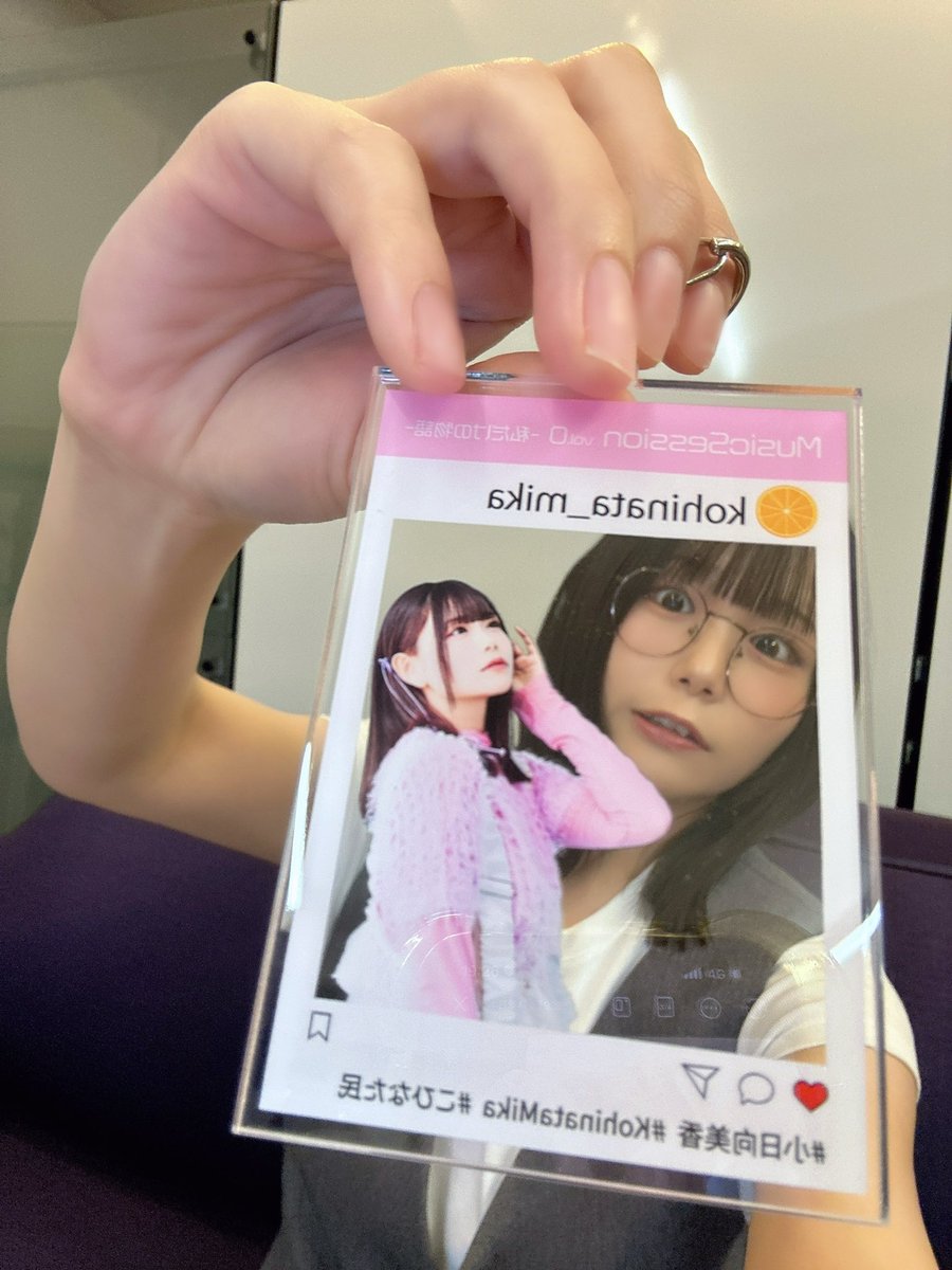 アクリルキーホルダーと 缶バッチ🩷