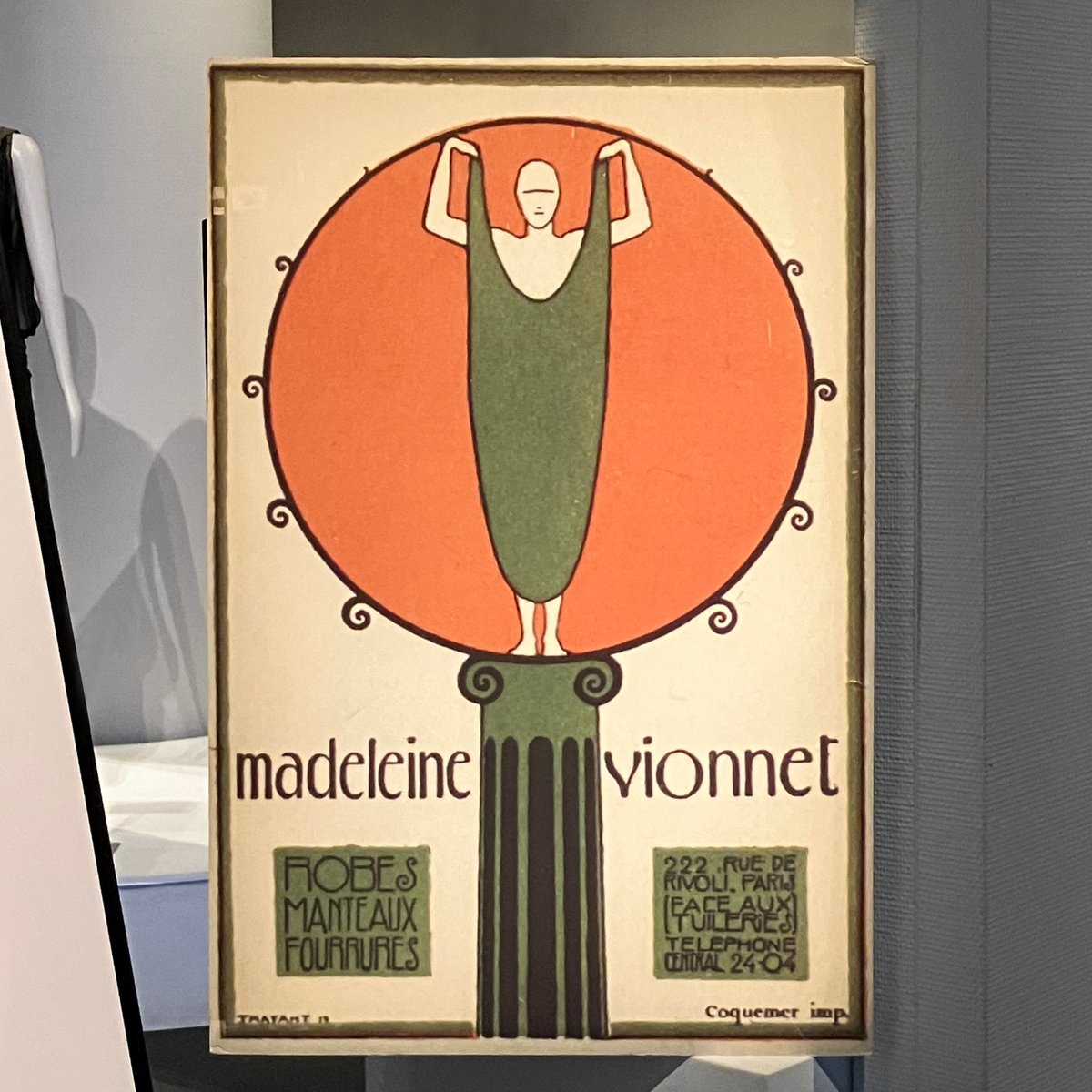 コレクション展の入口に掲示してあるイラストは、「バイアスカットの