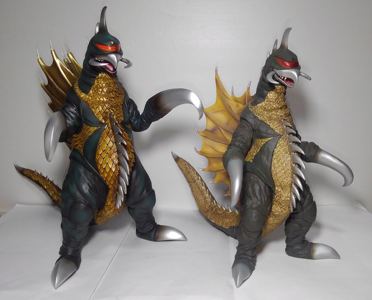 東宝30cmシリーズの初代ガイガンとガイガン2022を比較。 全体的に細か