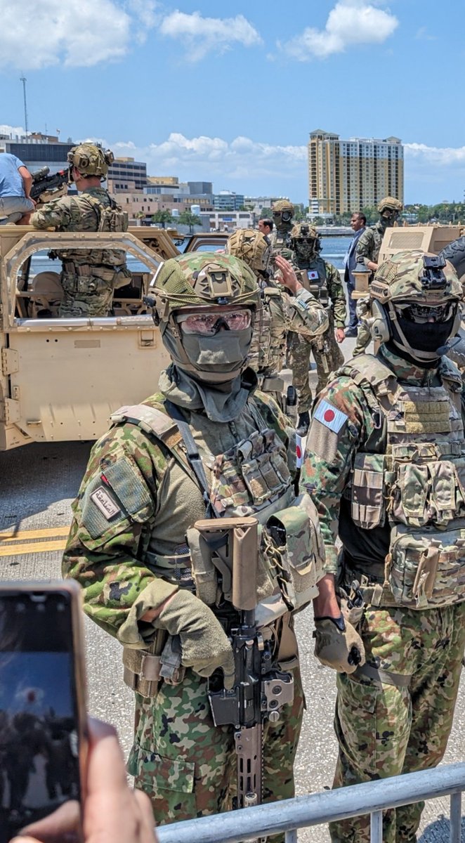 左の人めっちゃ笑顔で好き てかこれ特殊作戦群よね？