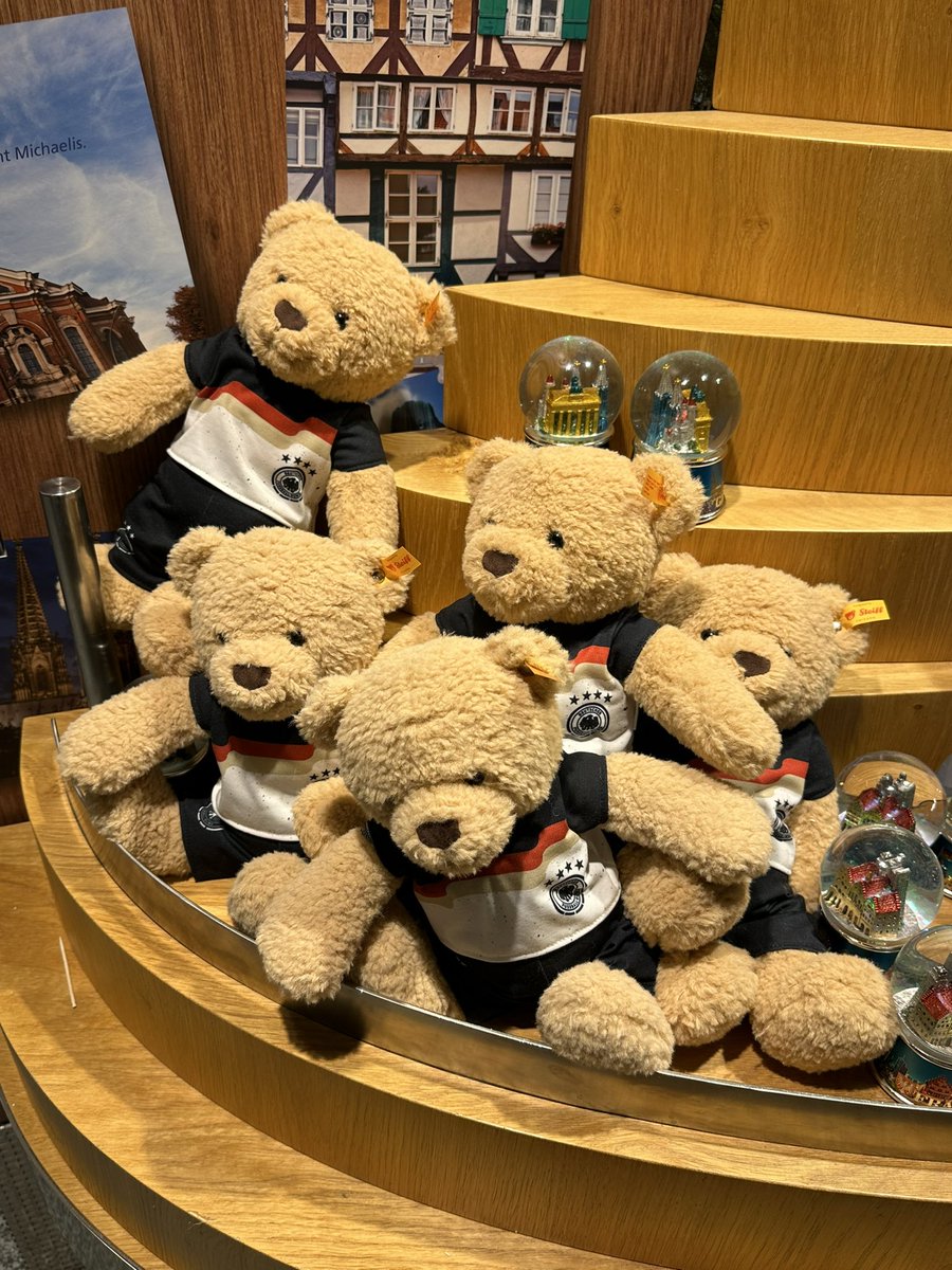 シュタイフ×DFBコラボのテディベアちゃん、フランクフルト空港の免税店