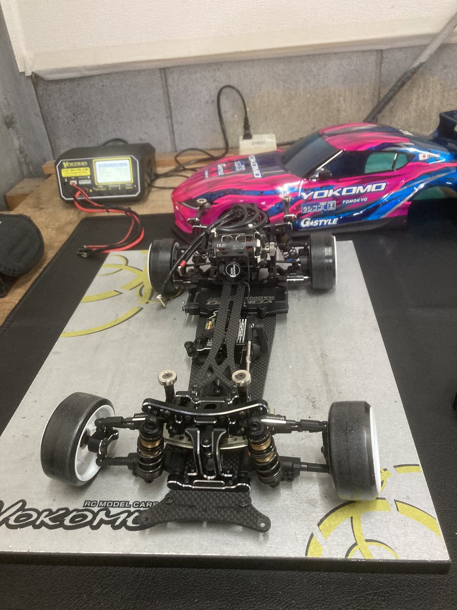 ヨコモSD2.0に新発売のRD2.0用カーボンシャーシとアッパーデッキを装着