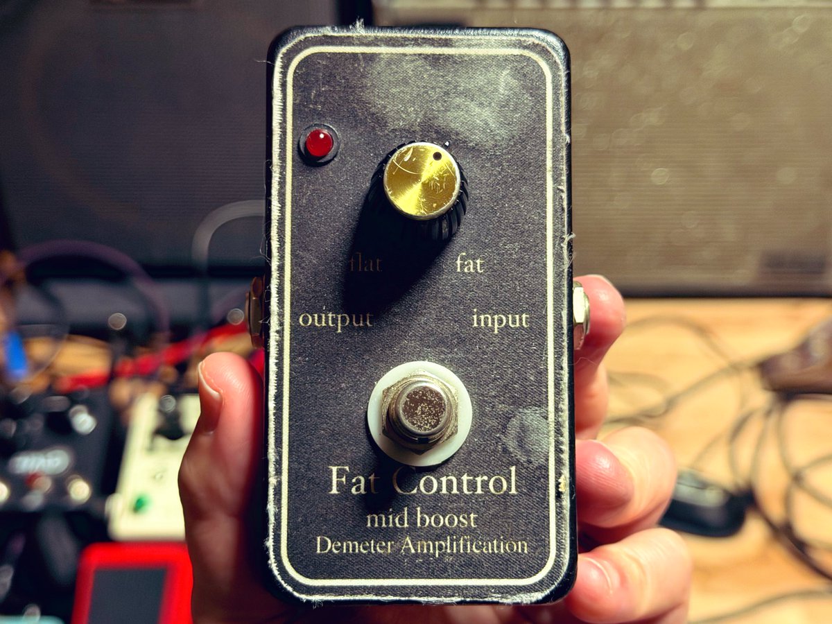 名前からの期待を裏切らない、ブースターペダルや。 Demeter Fat