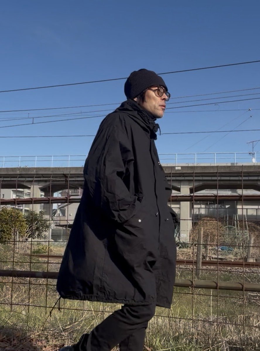 な、なんとモッズコートとサングラスで「ハローNew York!」だって