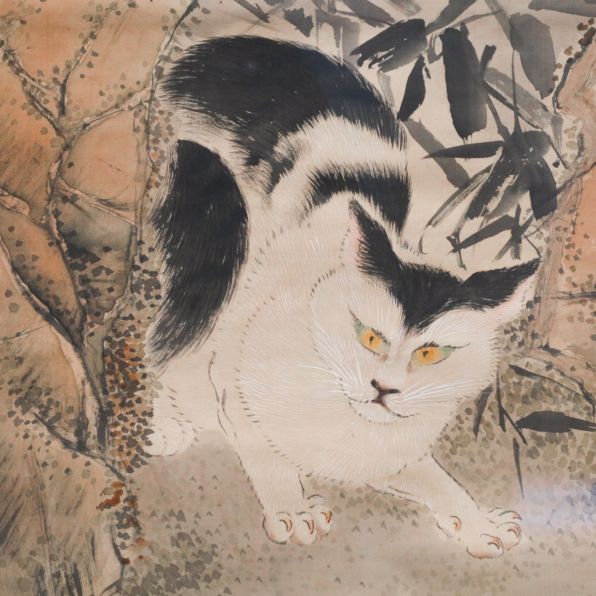 月が浮かぶ夜空の下に描かれた、3匹の猫。 体の毛やしっぽの色、模様の