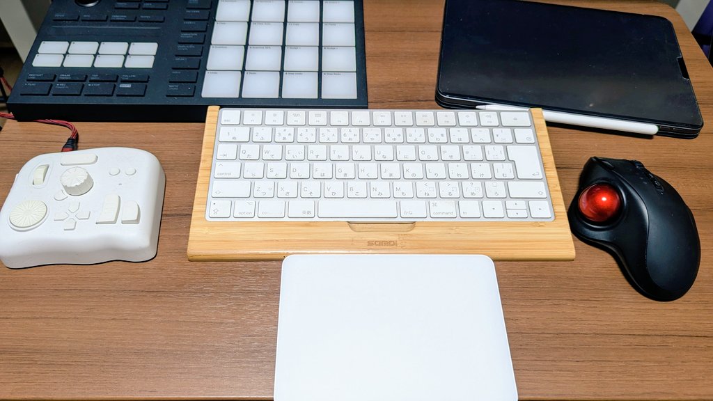 Magic Trackpad 3導入。 カオスな手元状態だけど、トラックボール