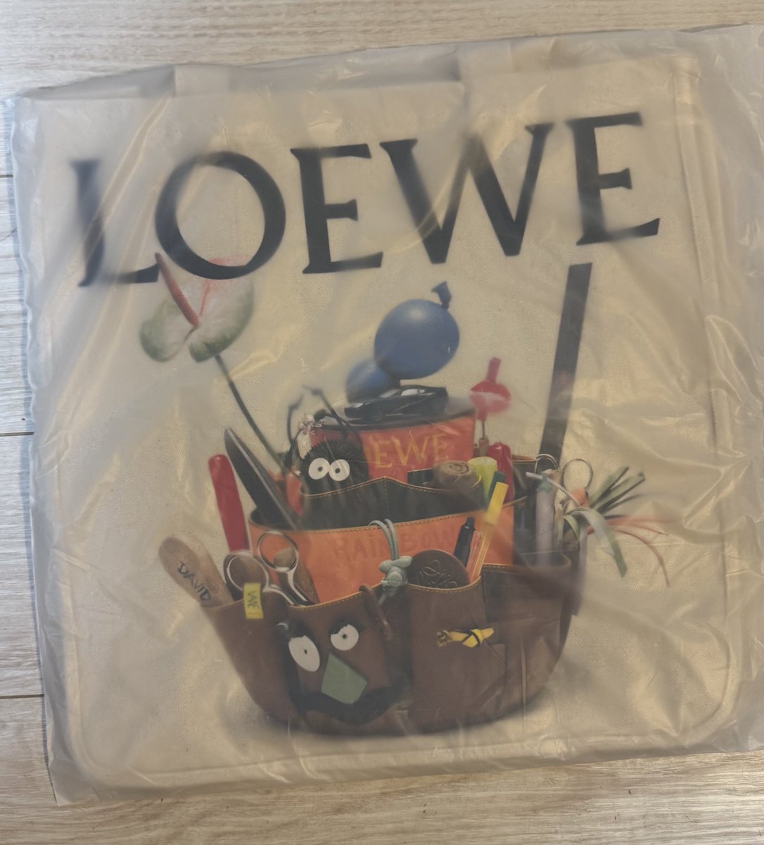 ロエベ クラフテッド・ワールド展ノベルティのトートバッグはビニール