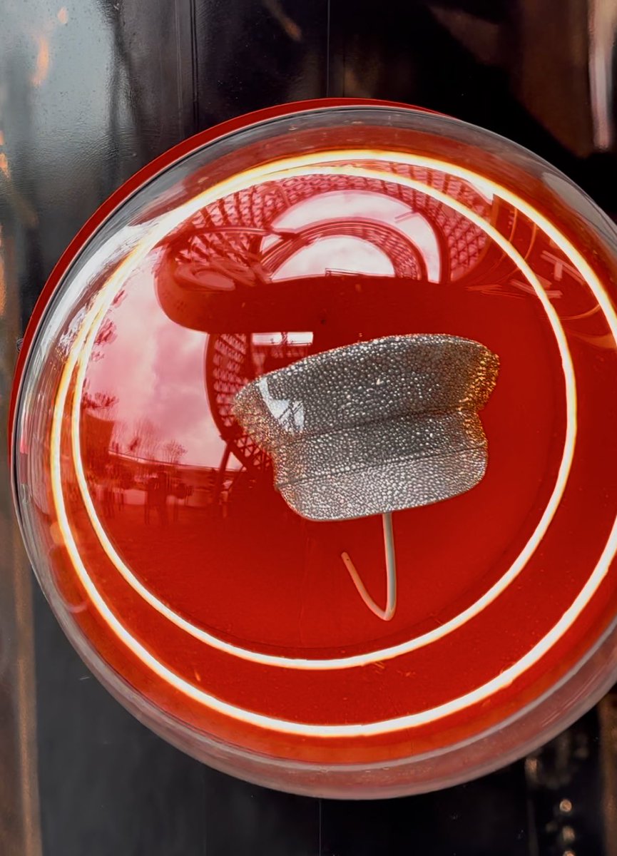 オーストリアパビリオンを見に行った！HYDEのポスターとスワロフスキー