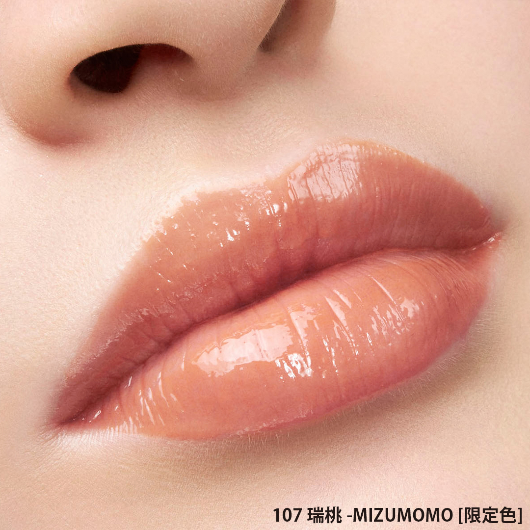 むっちり濃密な艶膜リップスティック。 光がつやんと走る