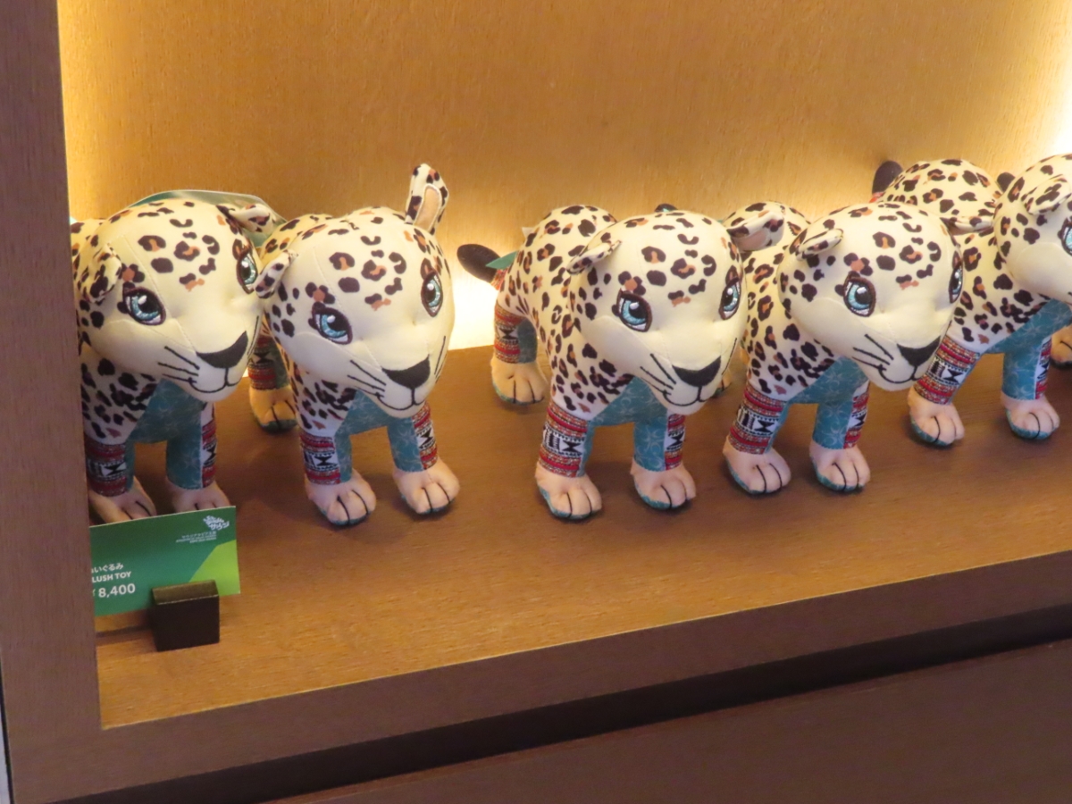 各パビリオンで売っていたぬいぐるみ。 買わんけど。。。（笑） 1