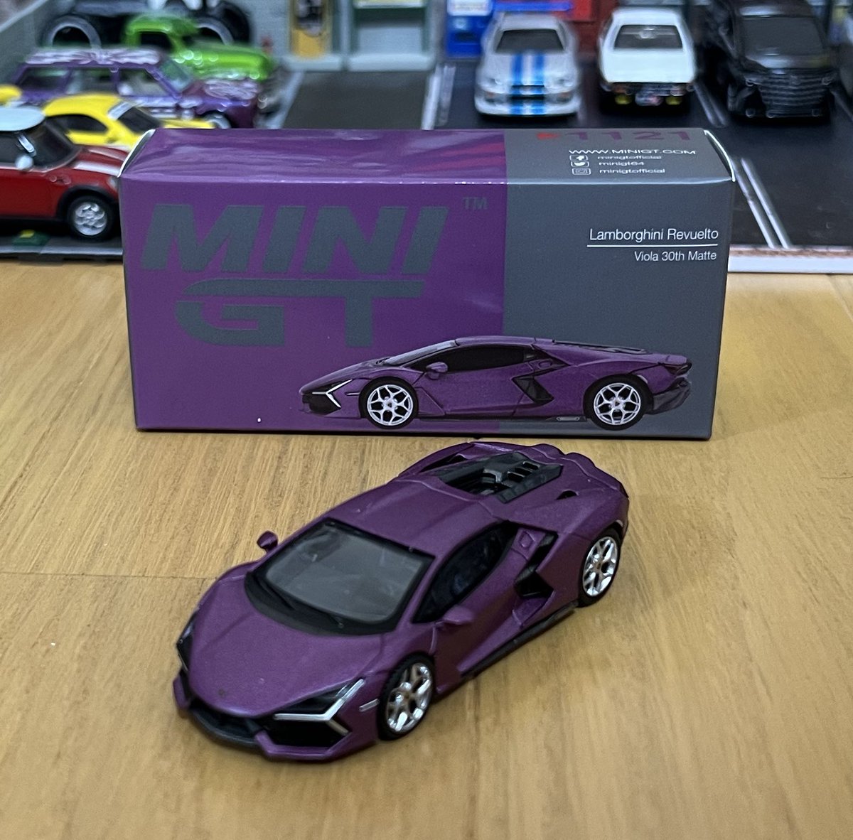 MINIGT届きました✨ •ランボルギーニ カウンタック LB-WORKS レッド(左