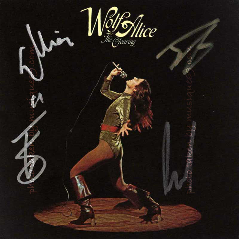 再入荷） ウルフアリスのメンバーによる直筆サイン入りインサート付き