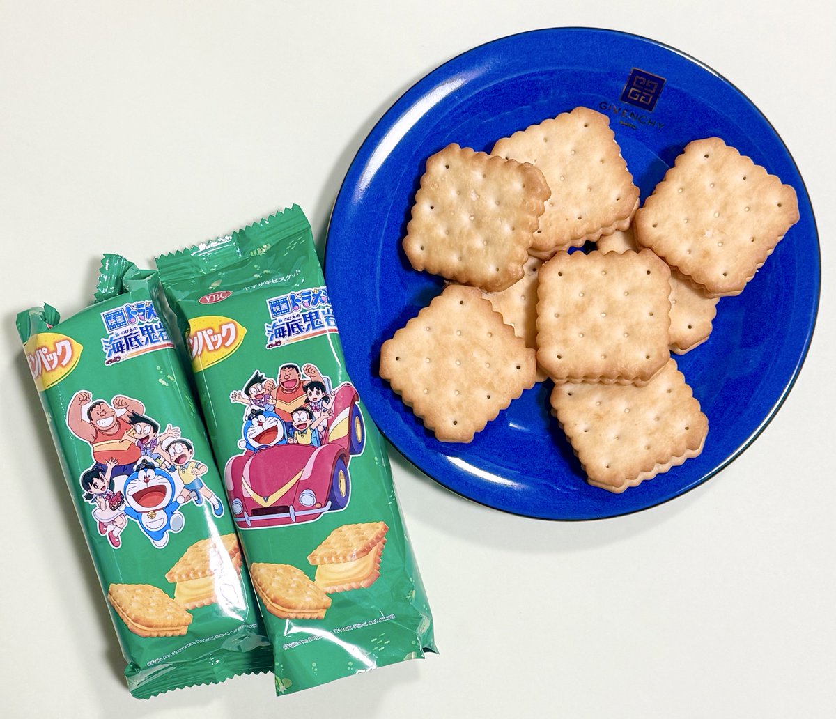 クリームサンドシリーズのドラえもんコラボをパクパク😋 #ドラえもん