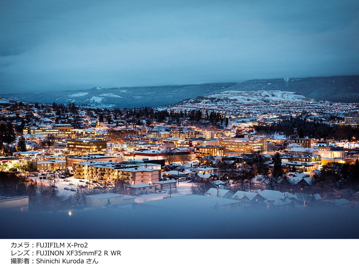 📷FUJINON LENS GALLERY 街を包む青みを帯びた雪と、建の橙色の明かり