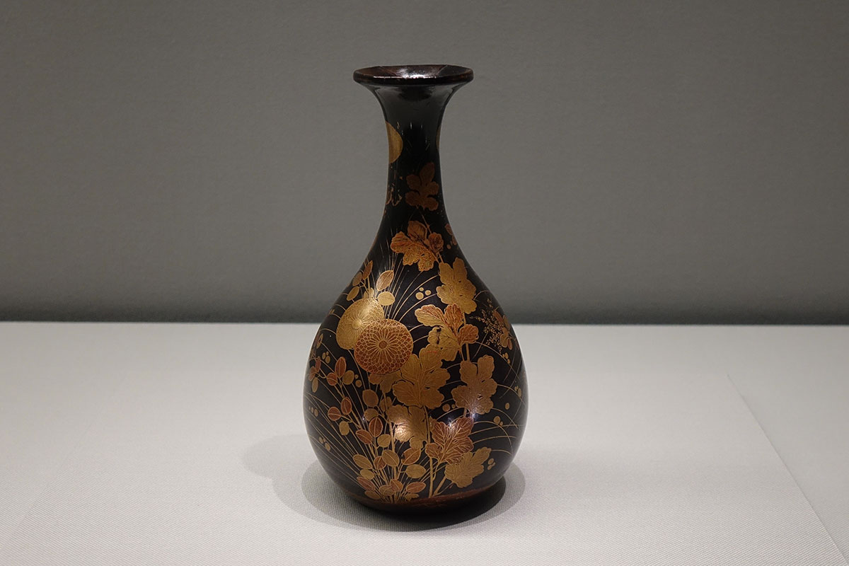 高台寺蒔絵／ 中世まではこの形の徳利は焼き物で作るのが普通で