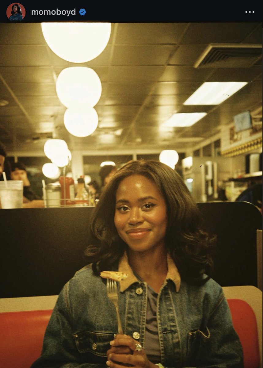 Momo is so 90s coded fine 😭😭