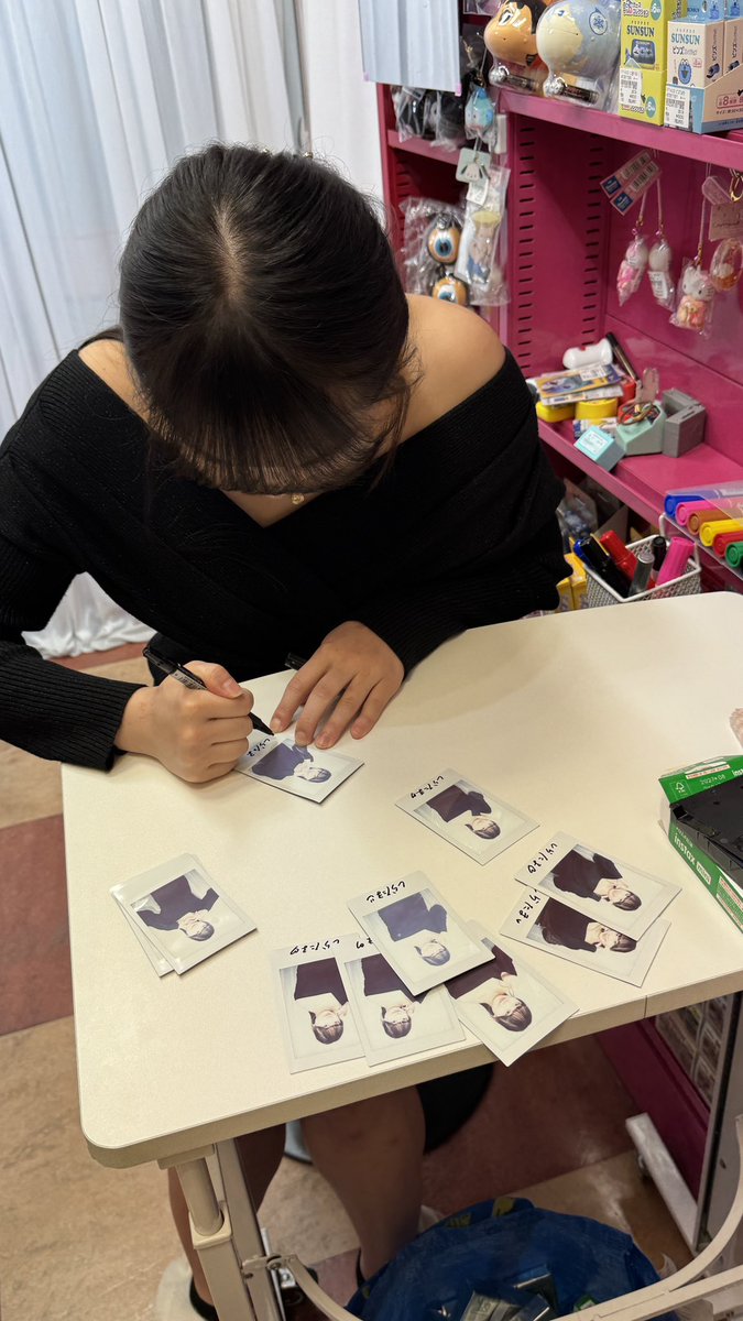 ゲットしに行こうかな🥺 私もチェキ作ってサイン書きたい😭