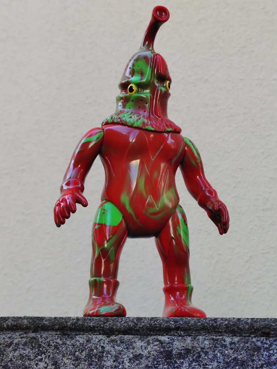 崖の上のケムール人 ワイのマーブル綺麗過ぎん？？ #m1号 #ソフビ