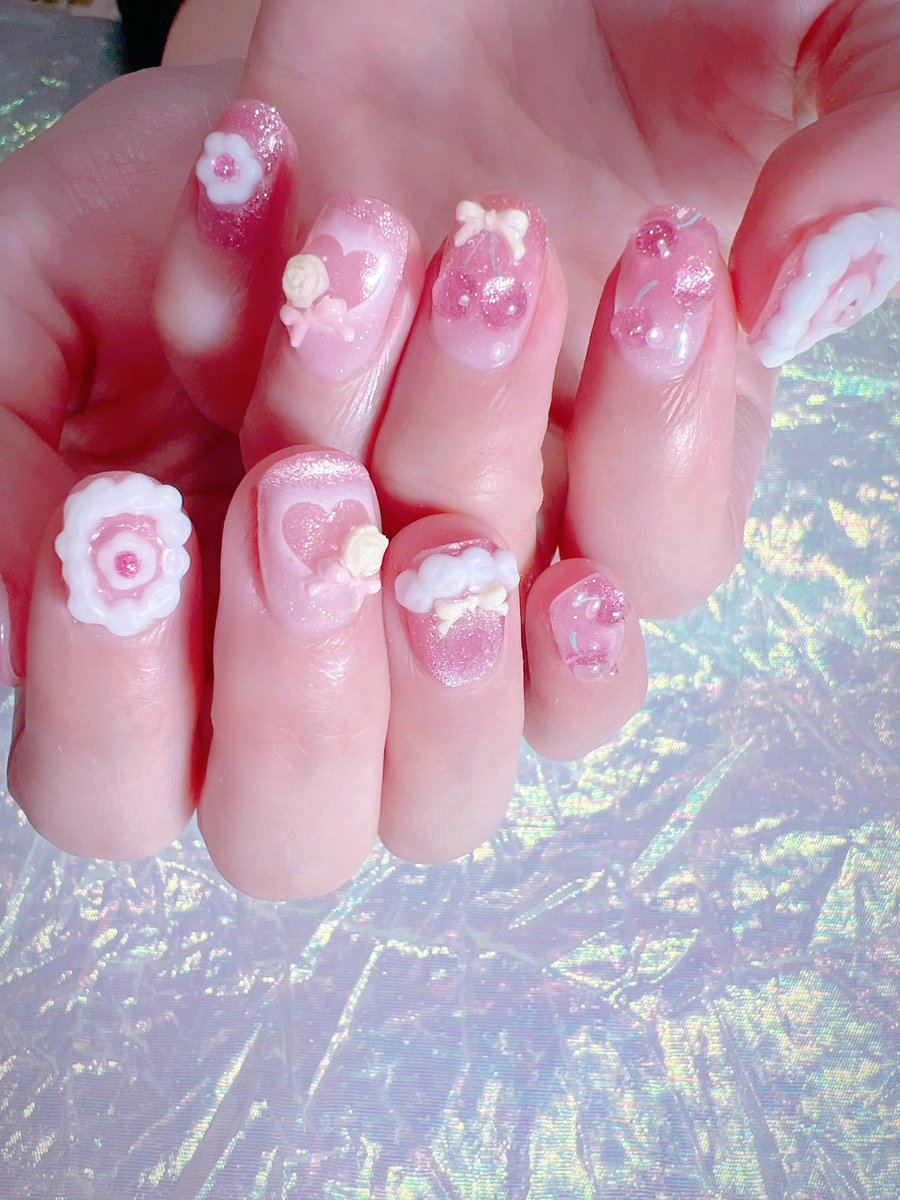 ネイルサンプルからいくつか選んでいただきイメージを教えてもらいまし