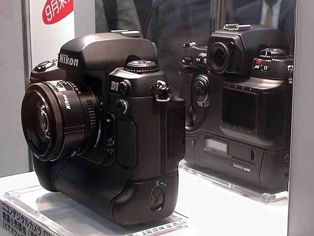 ニコン、本格一眼レフデジタルカメラ「D1」