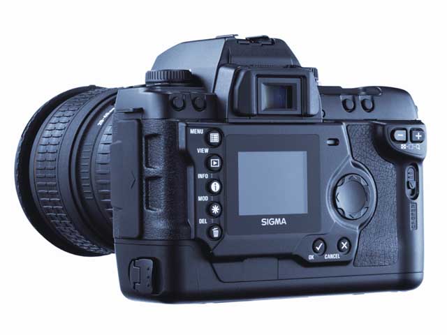 シグマ、レンズ交換式一眼レフデジカメ「SD9」