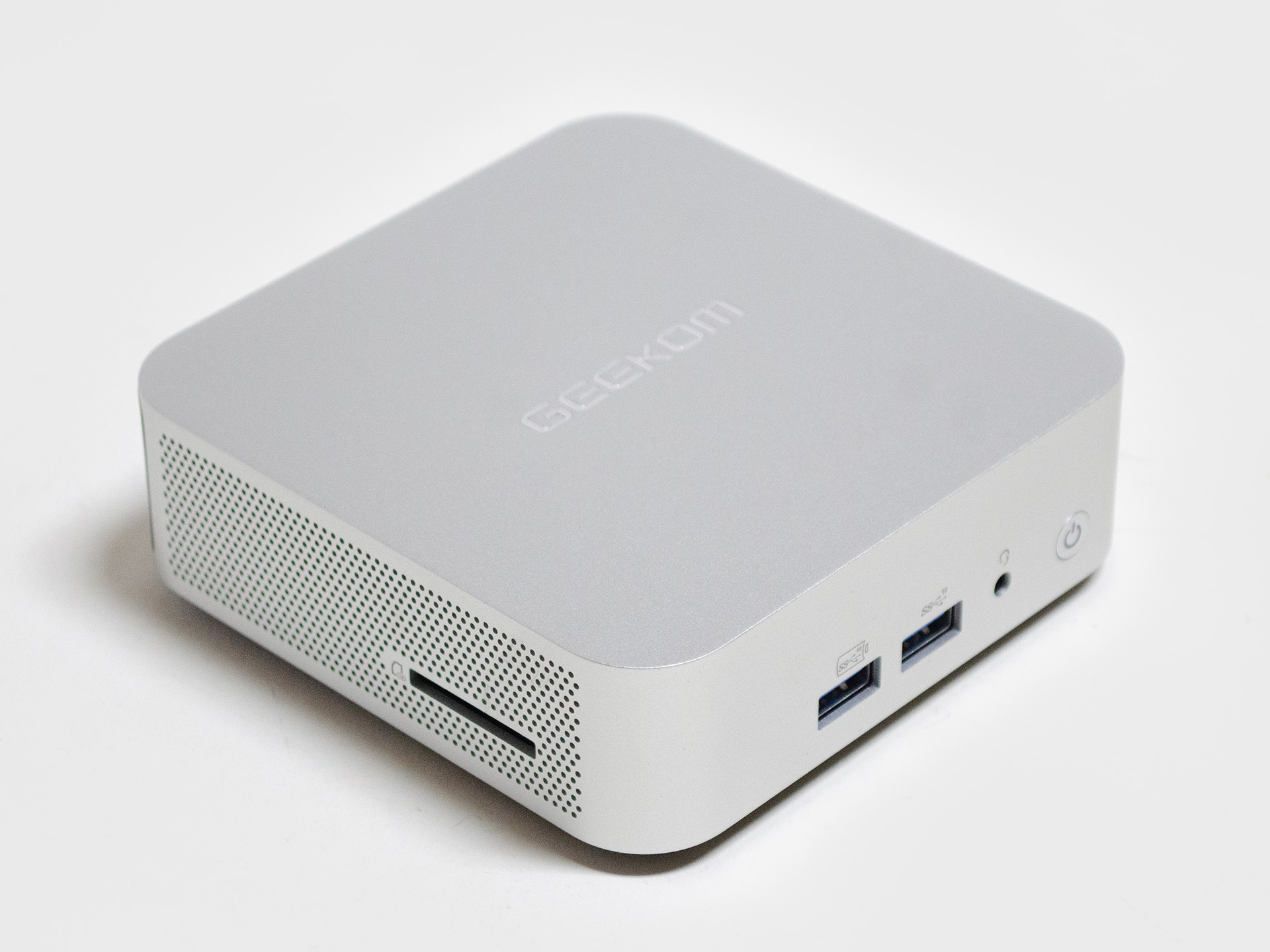 西川和久の不定期コラム】小型筐体にRyzen 9と32GB/2TBを詰め込んだ10