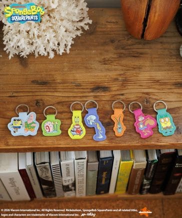 スポンジ・ボブ×BAYFLOW】SECRETフェイクレザーキーホルダー | [公式