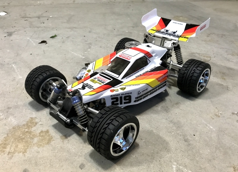 自作のエンジンカーのシャーシに京商オプティマミッドのボディを載せる