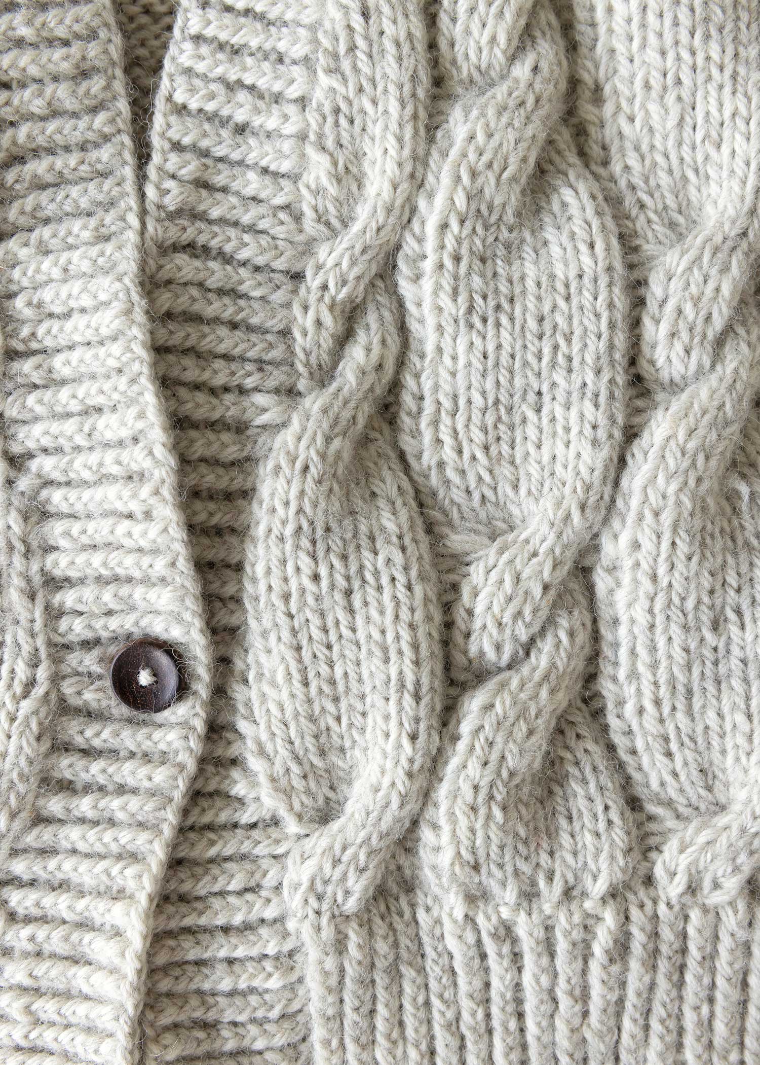 ケーブル編みバルーン袖ニットカーディガン