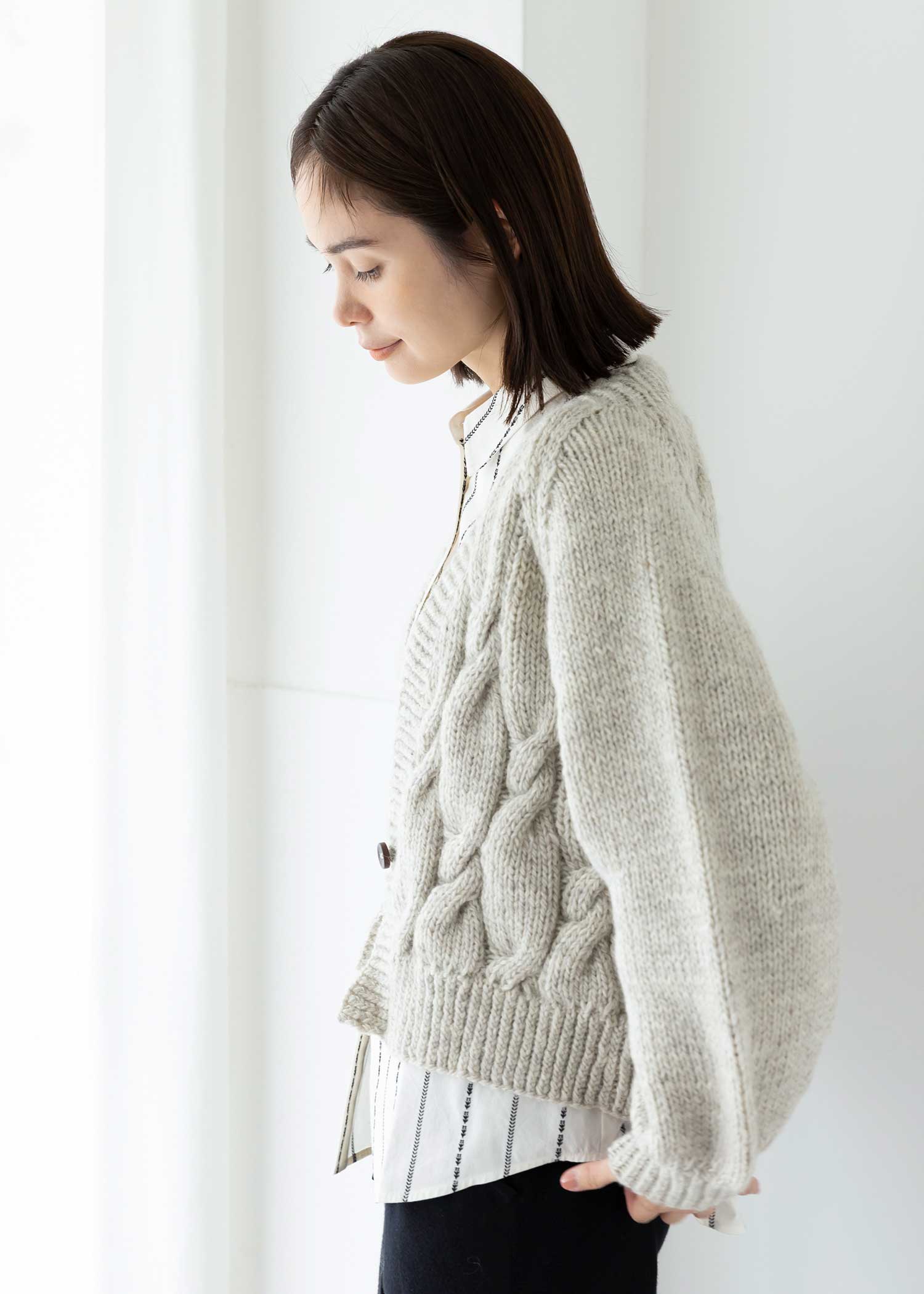 ケーブル編みバルーン袖ニットカーディガン