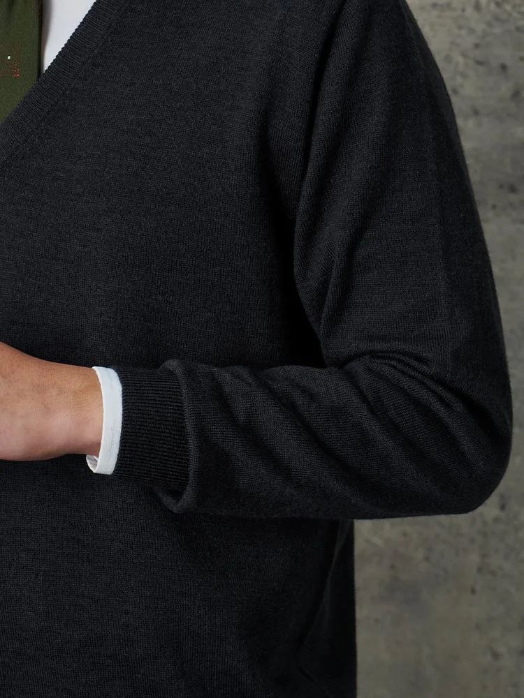 C．グレー TRANS CONTINENTS BIZニット Vネックセーター ブラック