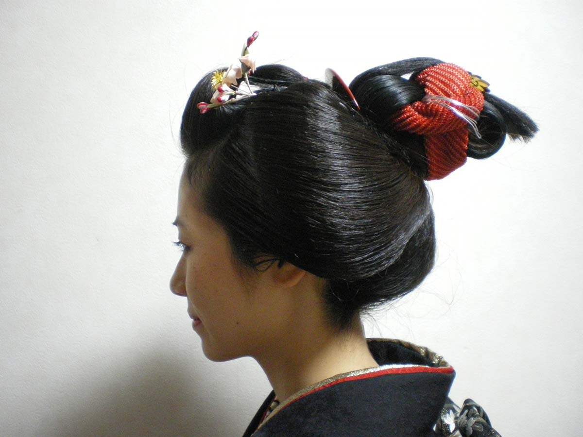 日本髪の神様に惑わされ、髪結いとして生きる琴音さんの深い愛を聞く