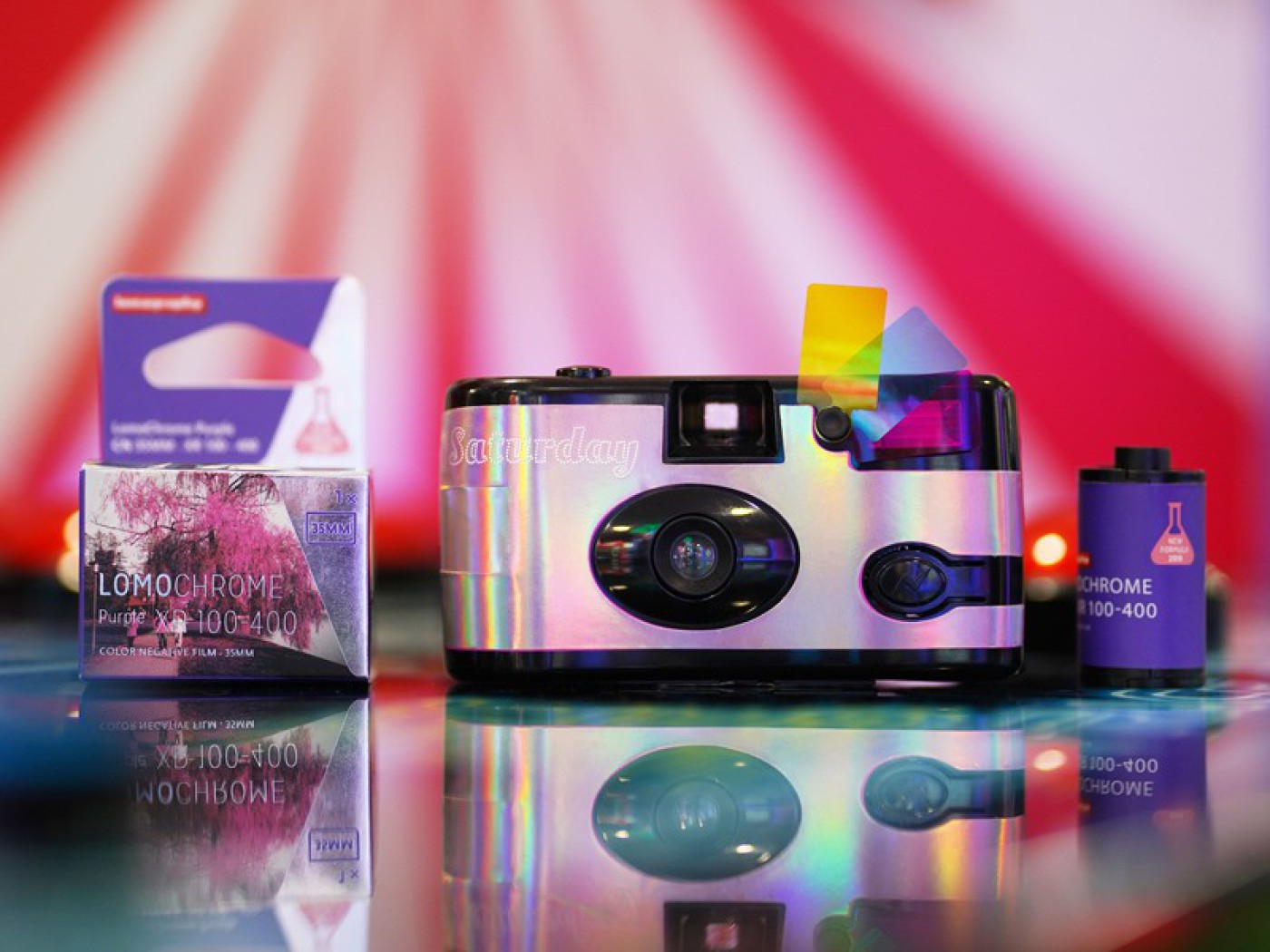 LomoChrome Purple」を装填したレンズ付きフィルム、ホログラム