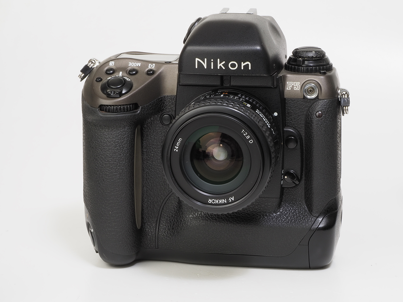 赤城耕一：第49回 Fマウント規格を守るために生じた、謎のUI「ニコンF5