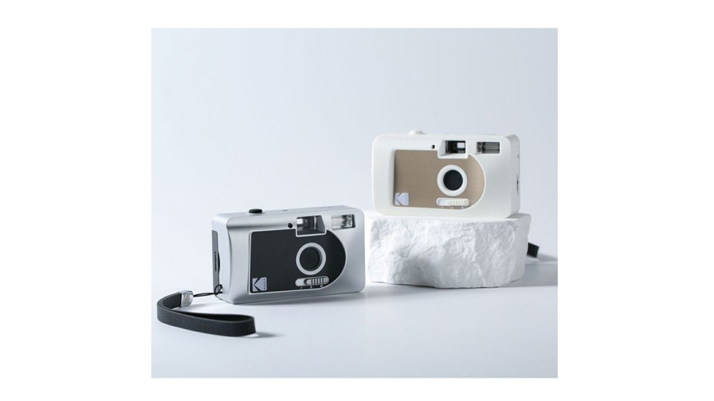 浅沼商会、フィルム自動送り機能搭載のコンパクトフィルムカメラ