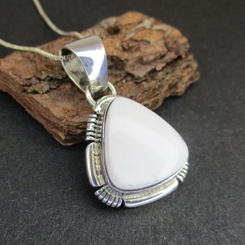 ナバホ族：Donovan Skeets ホワイトターコイズ ペンダント - PINE